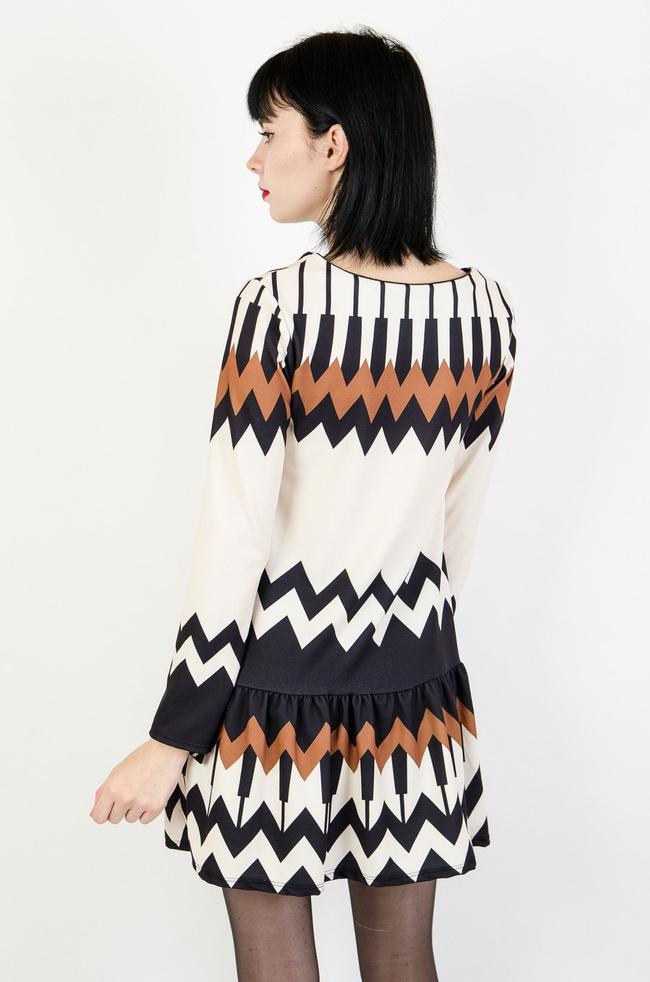 Beżowa sukienka w czarno-brązowe wzory z falbaną na dole