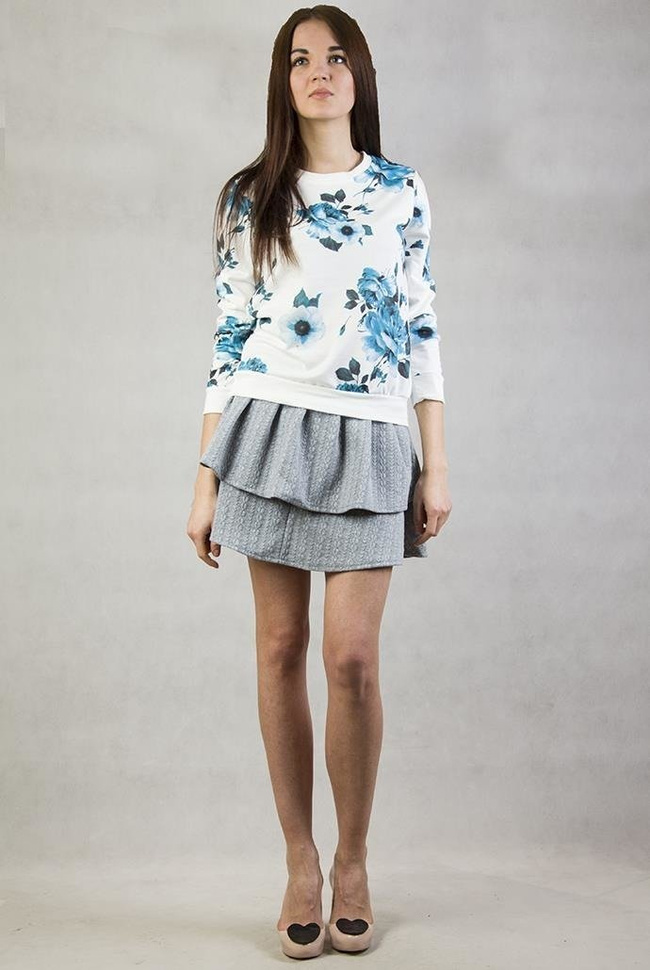 Biała bluza z niebieskimi kwiatami