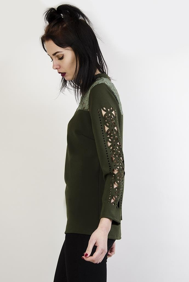 Zielona bluzka z koronką i wycięciami na rękawach