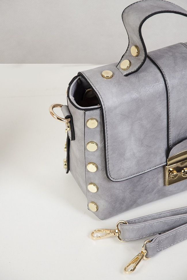 Szara torebka ze złotymi guzikami