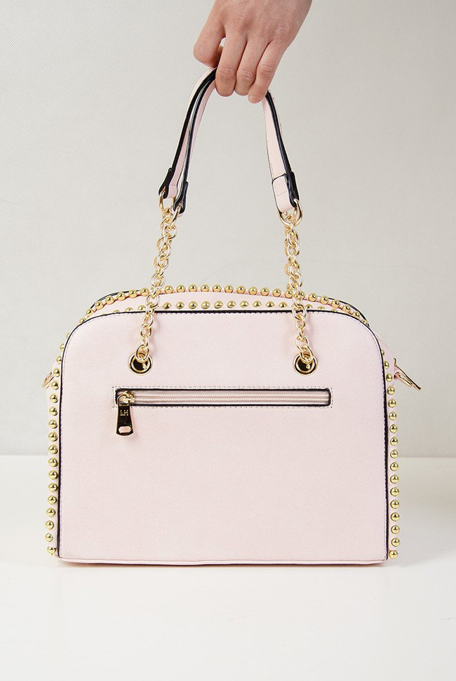 Różowa torebka typu kuferek ze złotymi ćwiekami