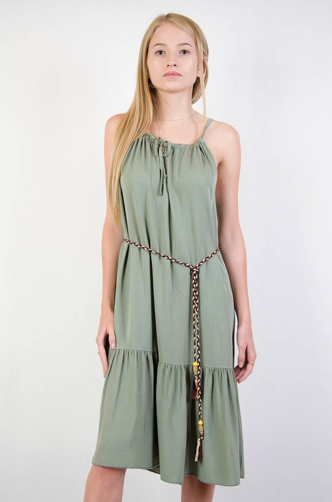 ZIELONA LUŹNA SUKIENKA Z FALBANĄ