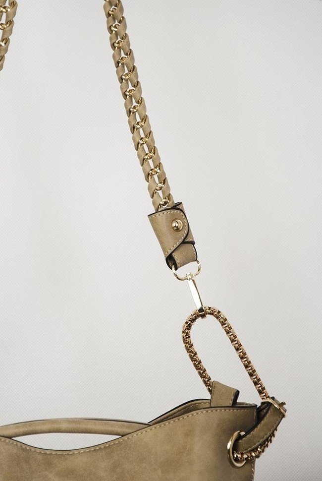 Beżowa torebka z łańcuszkiem o gładkiej teksturze