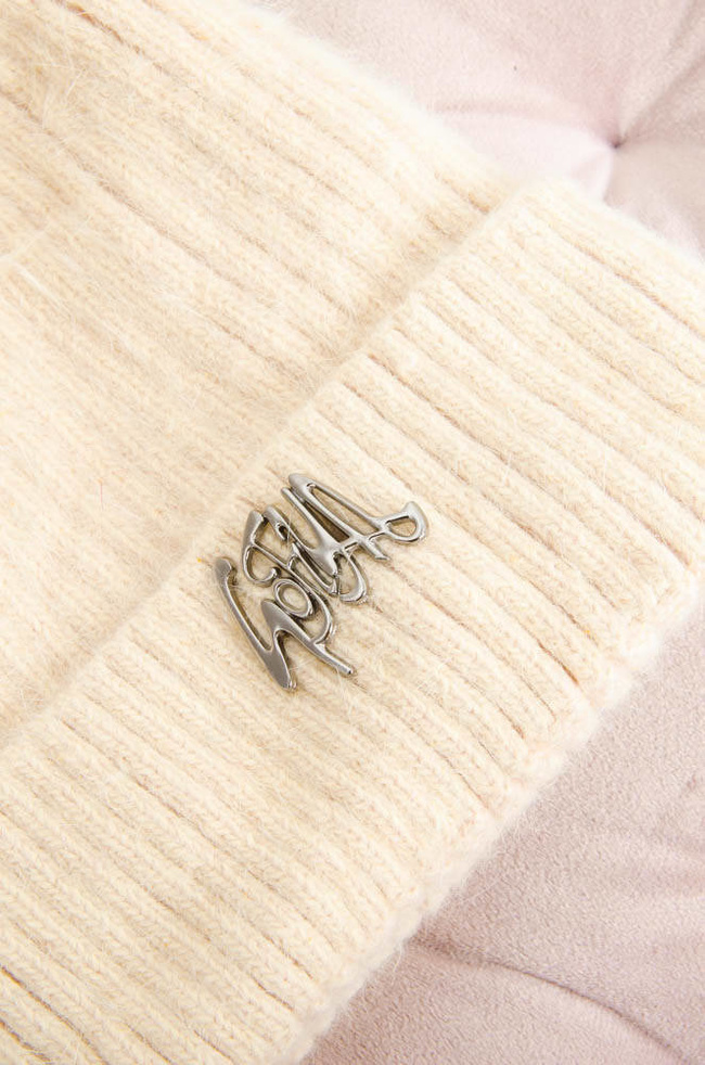 BEŻOWA OCIEPLANA CZAPKA Z PRZYPINKĄ 