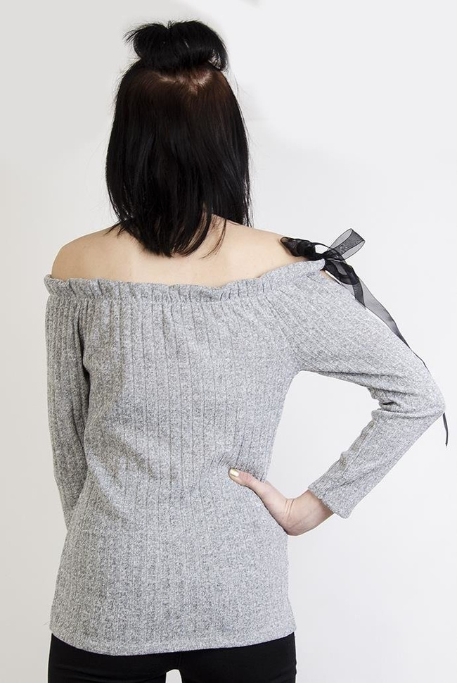 Szara prążkowana bluzka z odkrytymi ramionami wiązana czarną wstążką