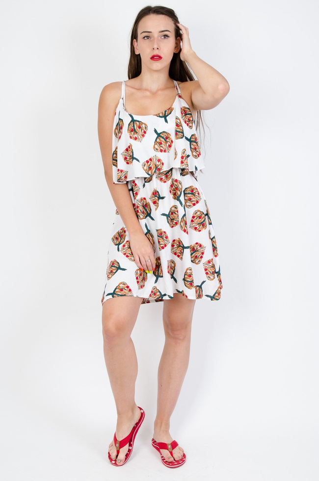 Biała wzorzysta sukienka z hiszpańskim dekoltem