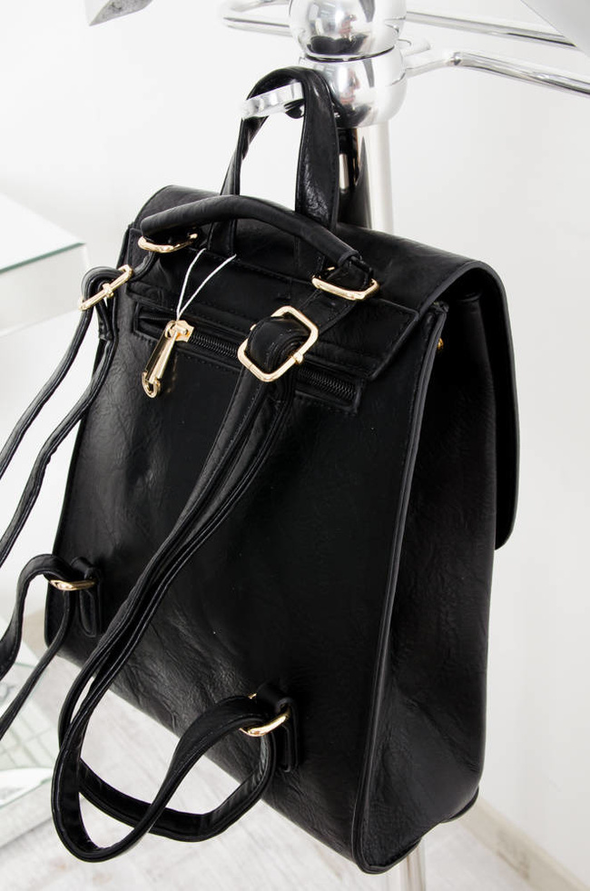 CZARNY PLECAK Z IMITACJI SKÓRY Z OZDOBNYM ZAPIĘCIEM 