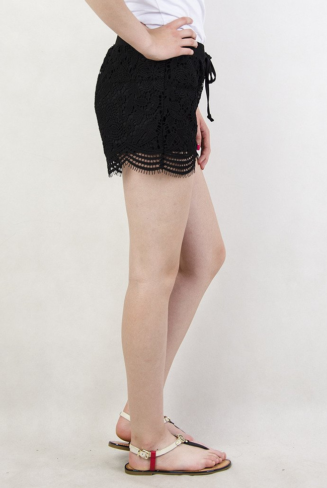 Czarne koronkowe szorty
