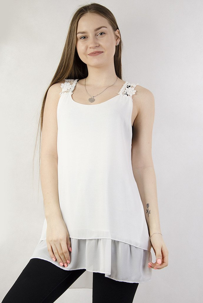Biała bluzka z ażurowym zdobieniem z tyłu