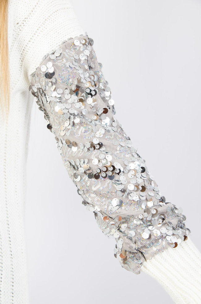 BIAŁA SWETERKOWA SUKIENKA Z CEKINOWYMI RĘKAWAMI