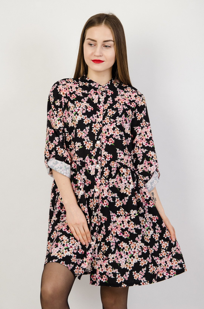 Czarna sukienka w drobne różowe kwiaty, zapinana na guziki