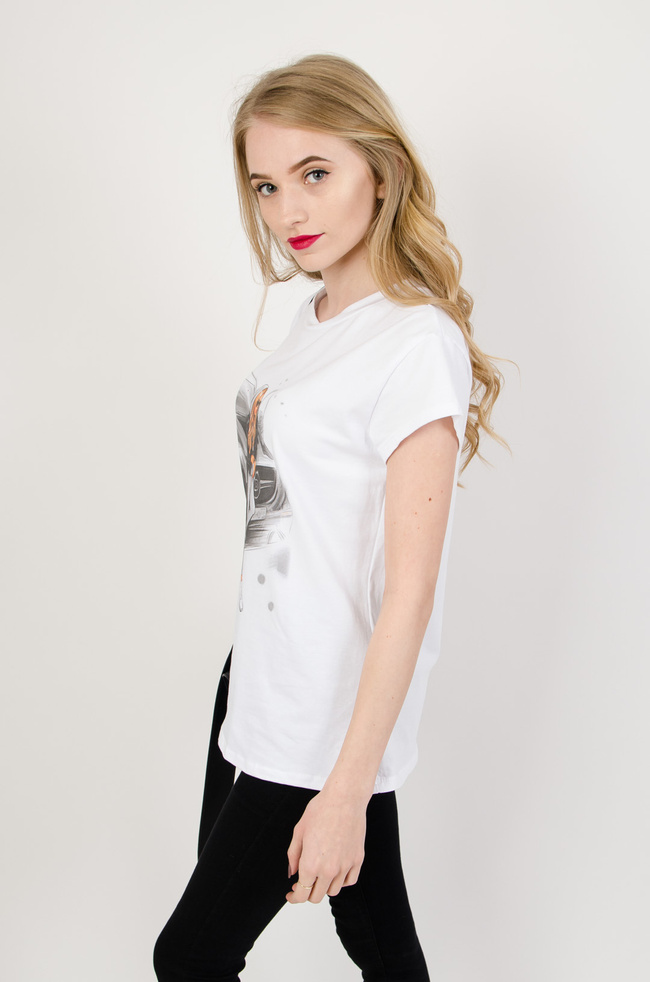 Biały T-shirt z motywem kobiety z samochodem