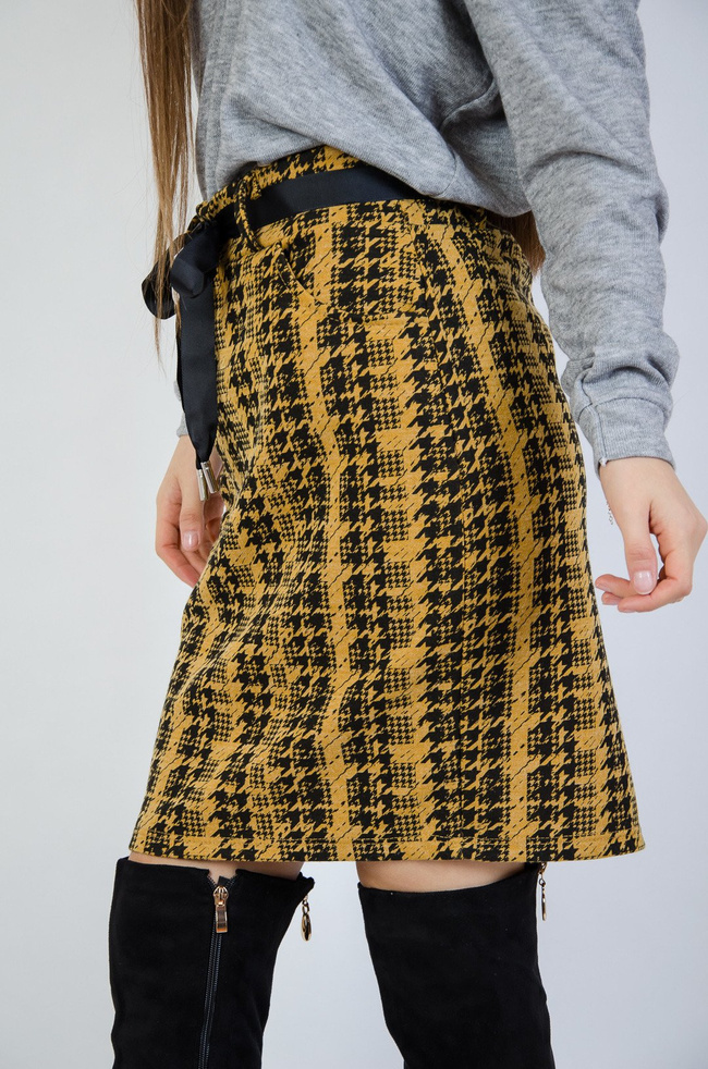 Musztardowa spódnica w pepitkę wiązana wstążką w pasie 