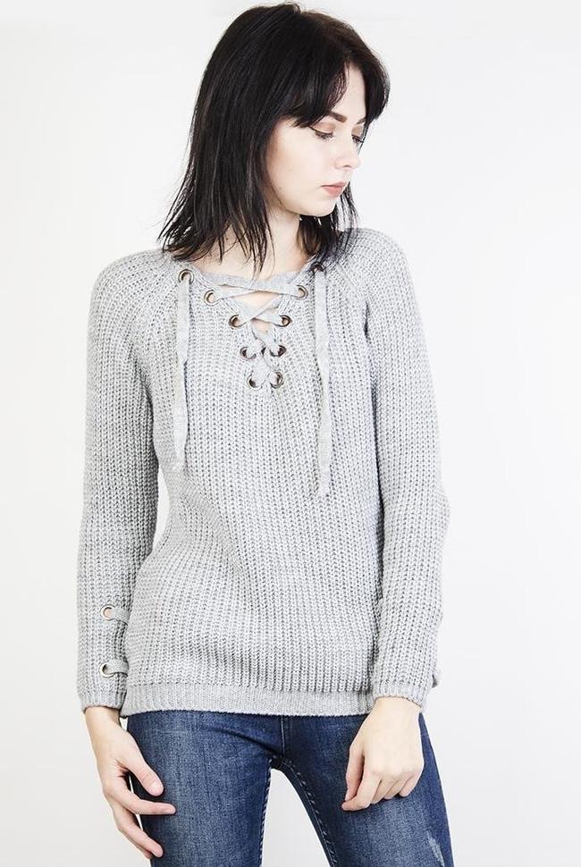 Szary sweter z wiązaniem w dekolcie