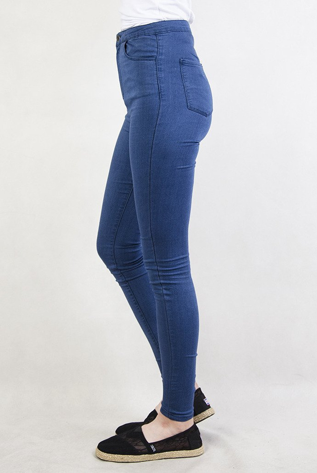 Niebieskie rurki z wysokim stanem