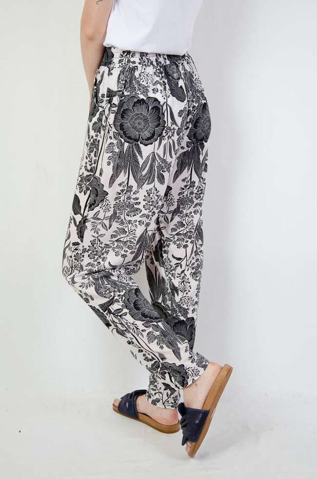 Biało czarne spodnie alladynki 