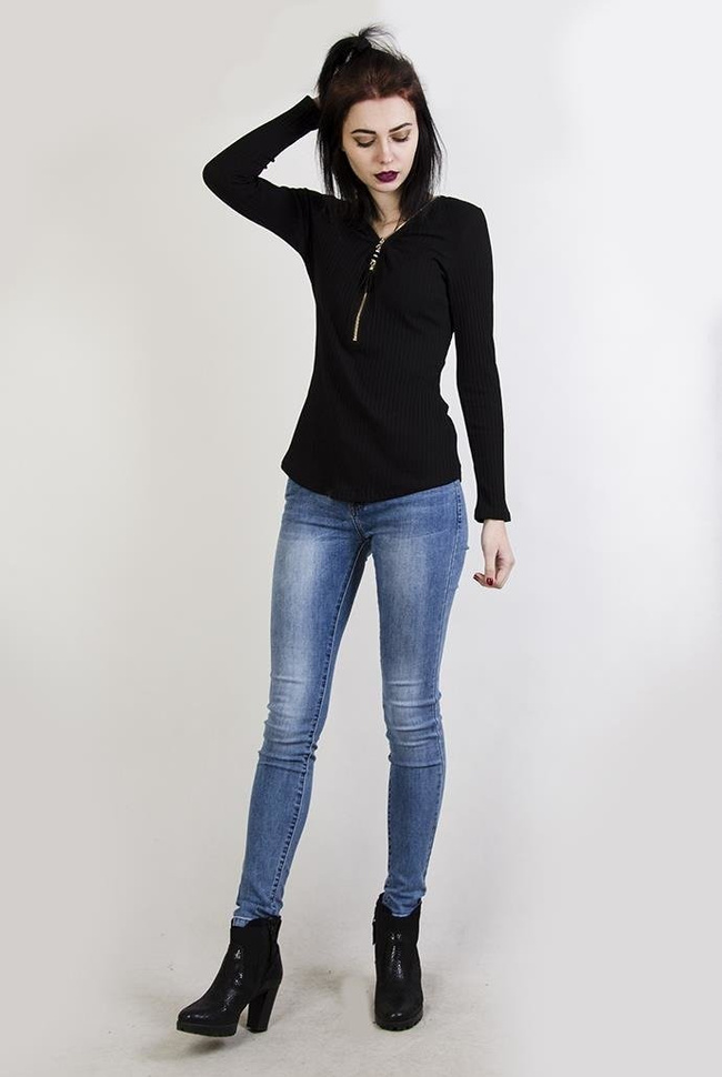 Czarna prążkowana bluzka zapinana na zamek