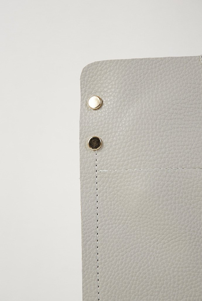 Szara torebka z drewnianą rączką