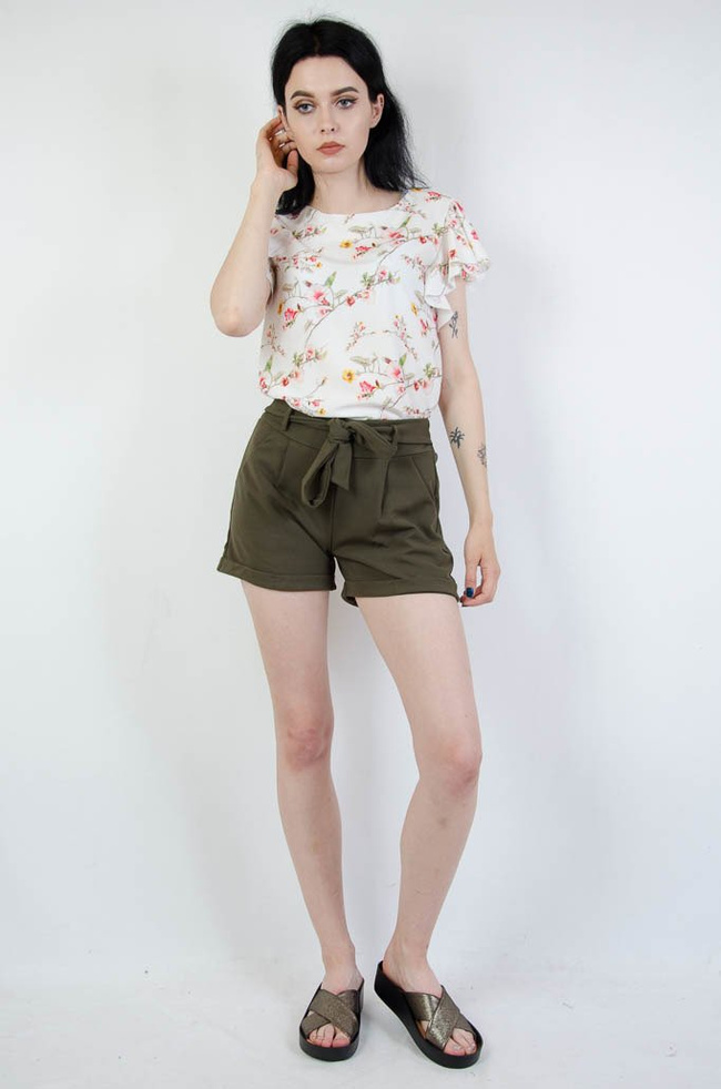 Zielone spodenki z wiązaniem w pasie