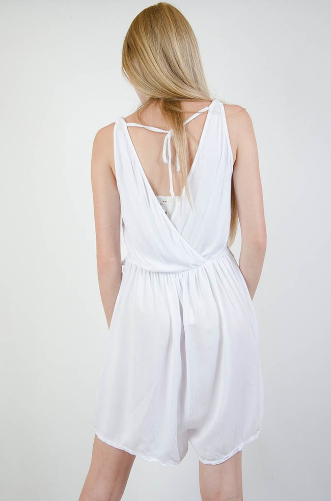 Biały kombinezon z ażurową górą oraz odkrytymi plecami