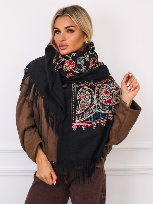 SZAL DZIANINOWY Z HAFTEM KWIATOWYM I FRĘDZLAMI- CZARNY