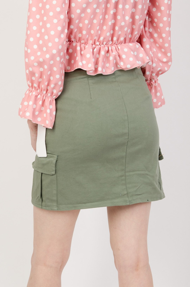 Zielona spódnica z kieszeniami