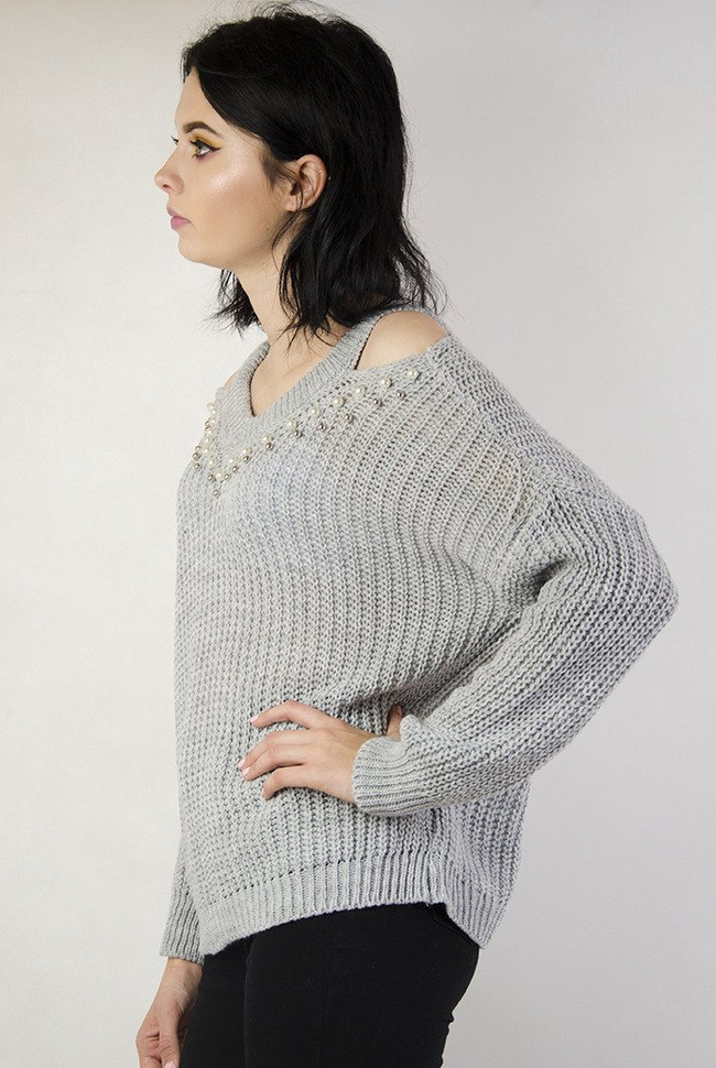 Szary sweter z koralikami i wyciętymi ramionami
