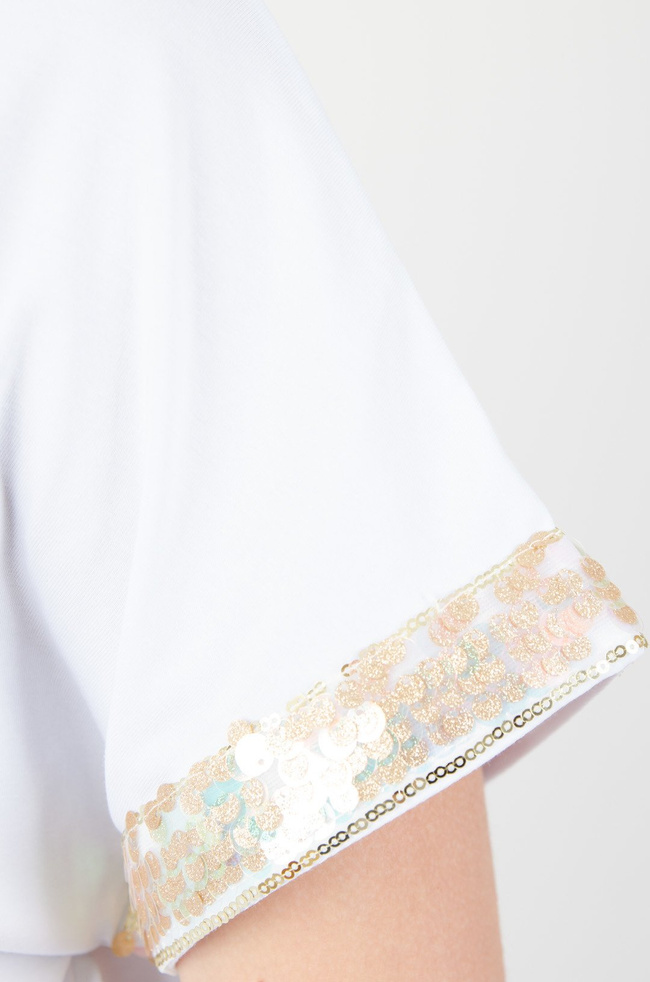 Biała tunika ze złotym napisem i cekinami na rękawie