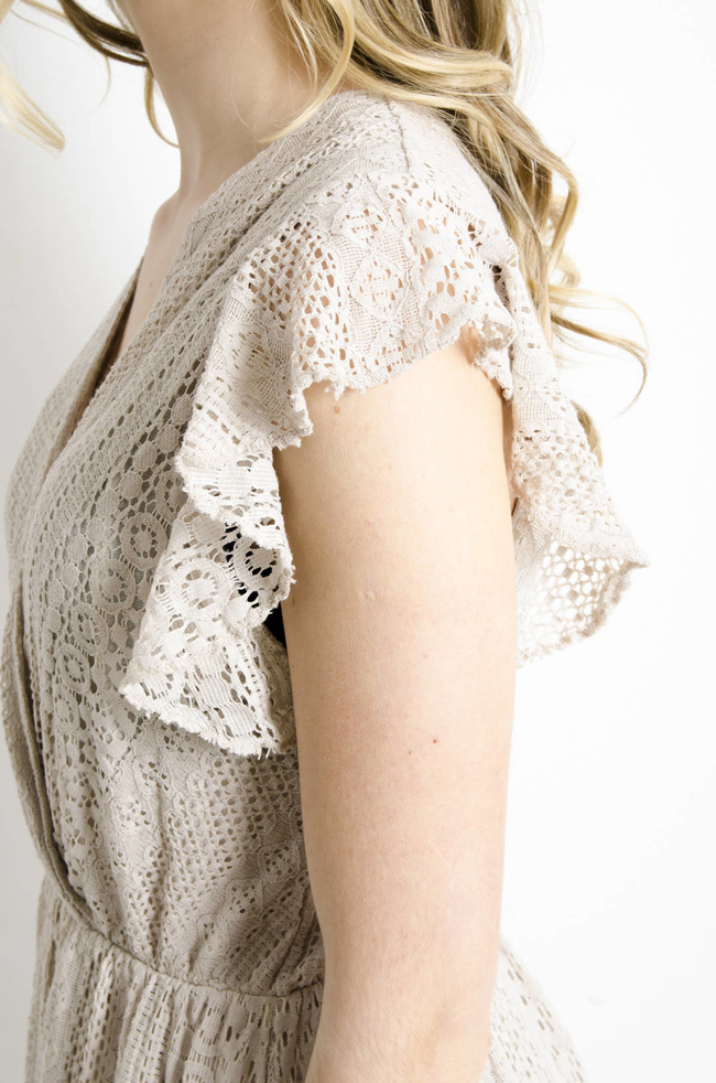 SUKIENKA KORONKOWA Z PRZEDŁUŻANYM TYŁEM - BEŻOWA