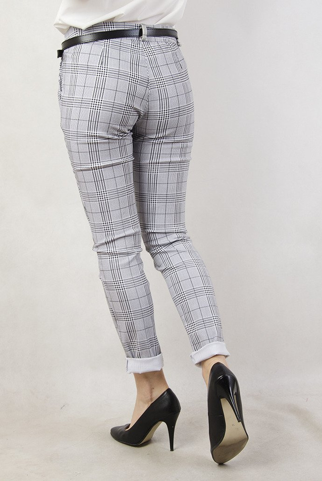 Białe eleganckie spodnie w kratę