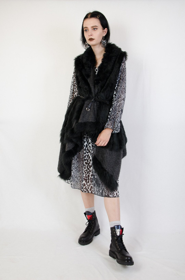 Futrzana czarna kamizelka o asymetrycznym kroju