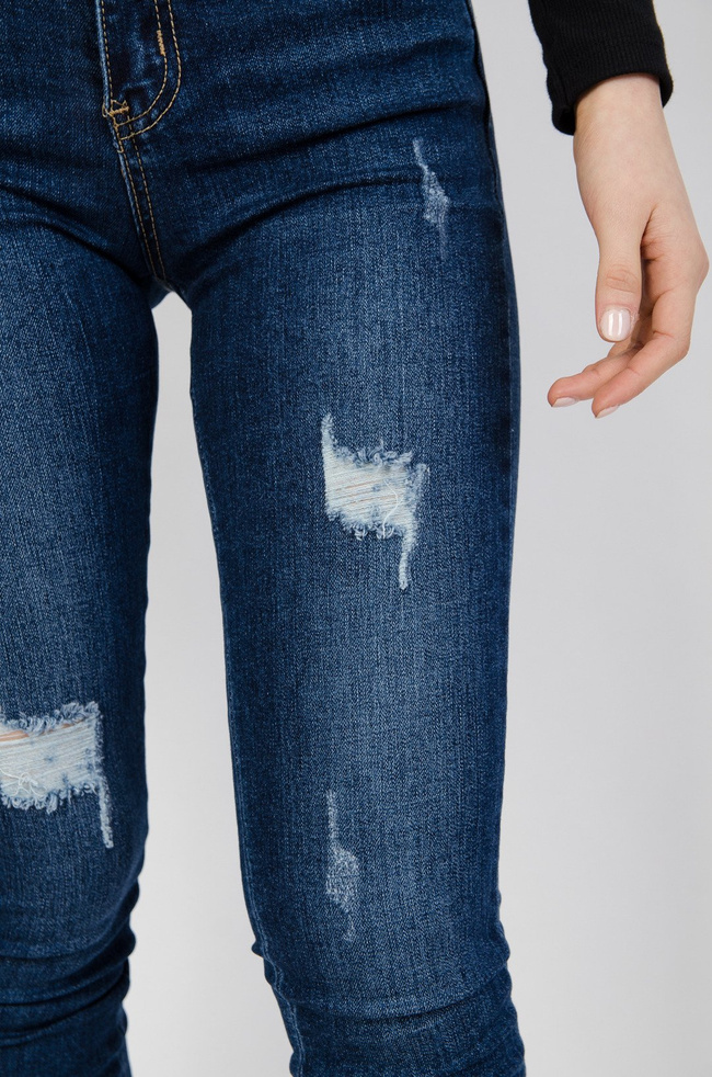 Granatowe spodnie jeansowe z przetarciami