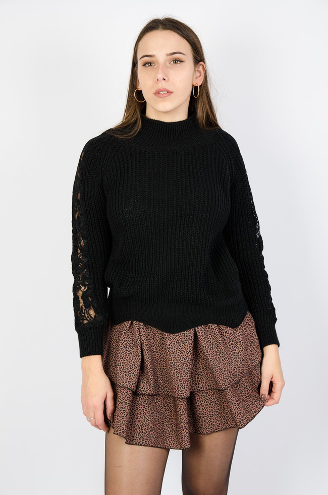 Czarny sweter z półgolfem oraz koronką na rękawach