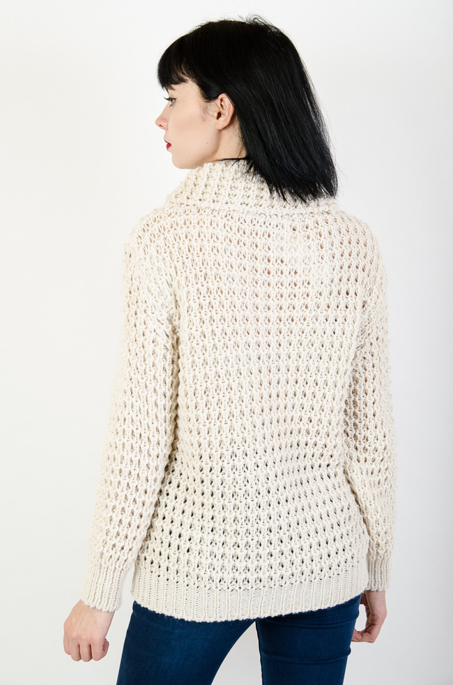 Beżowy sweter z golfem o grubym splocie