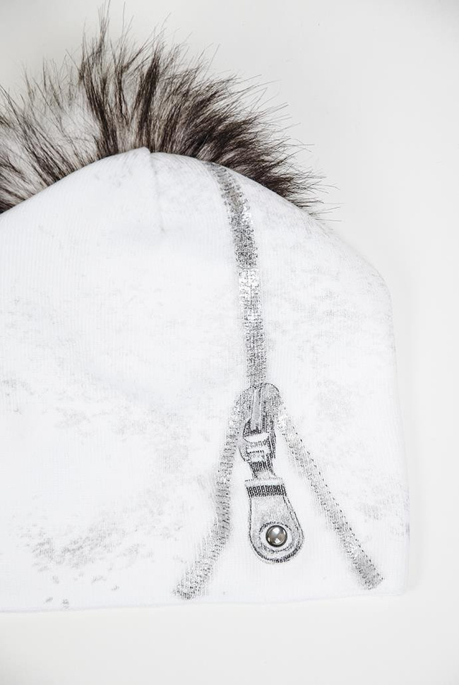 Biała czapka z pomponem i nadrukiem zamkiem