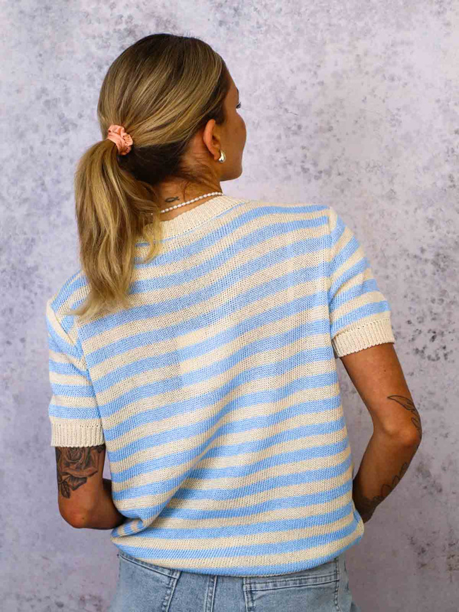 SWETER W PASKI Z KRÓTKIM RĘKAWEM I OZDOBNYM NAPISEM- NIEBIESKI