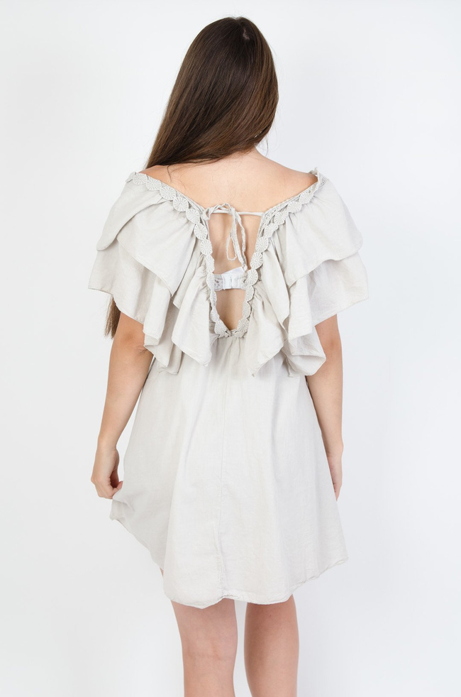 Beżowa sukienka z dekoltem w serek i wycięciem na plecach 