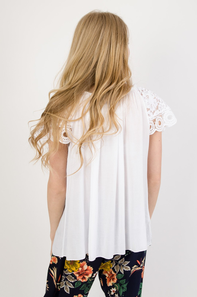 Biała bluzka z koronkowym rękawem