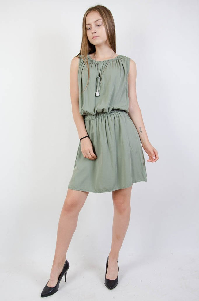 ZIELONA LUŹNA SUKIENKA Z GUMĄ W PASIE + WISIOREK