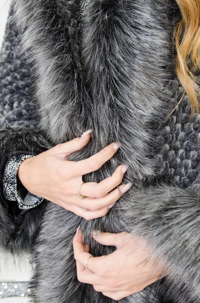 SZARY ELEGANCKI PŁASZCZ Z FUTERKIEM