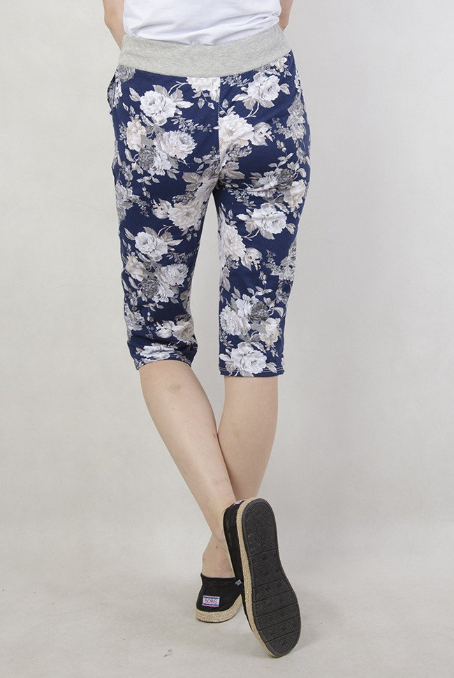 Granatowe spodnie 7/8 w jasne kwiaty