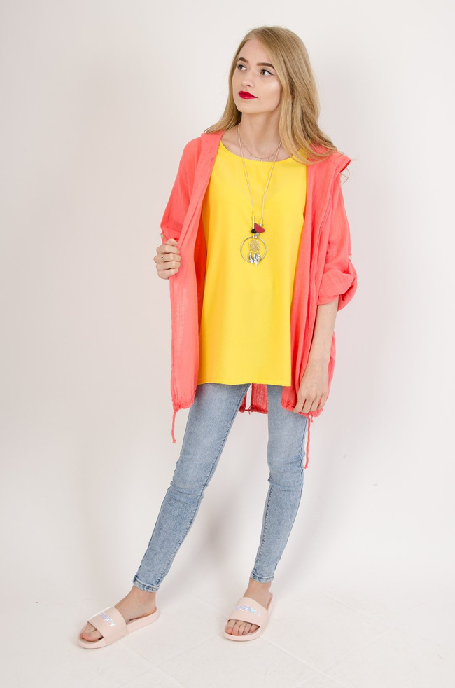 Żółta bluzka z guzikami na plecach