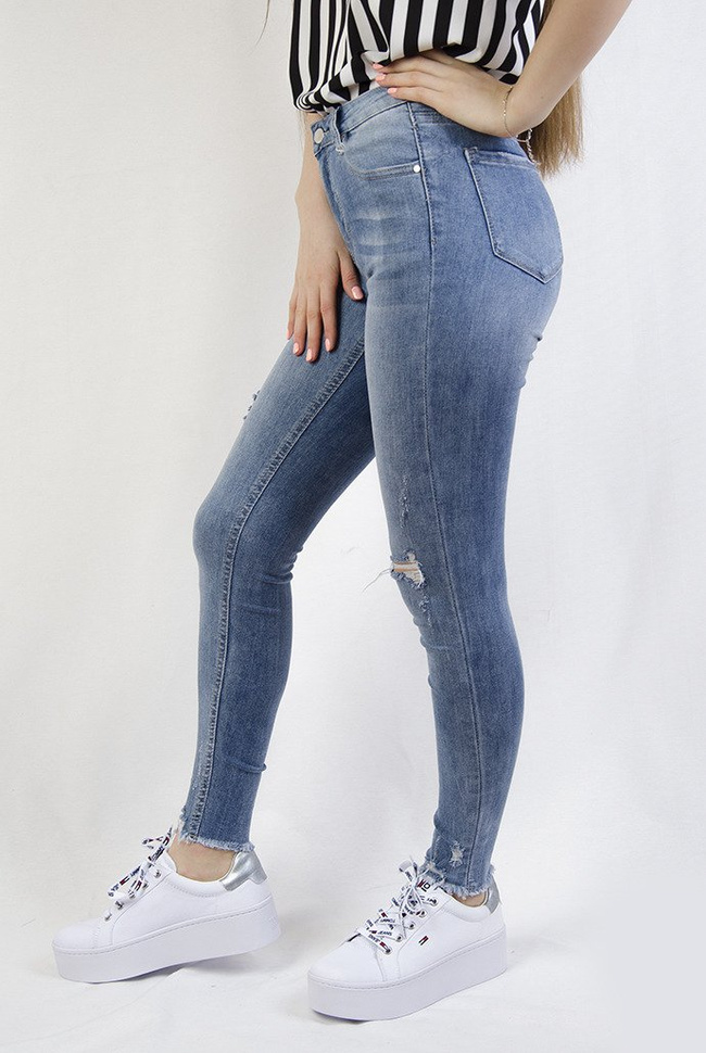 Jasne spodnie z przetarciami i szarpaniem