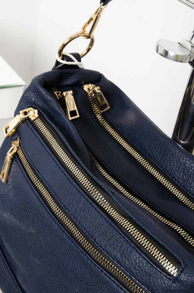 GRANATOWA TOREBKA TYPU SHOPPER Z OZDOBNYMI ZAMKAMI 