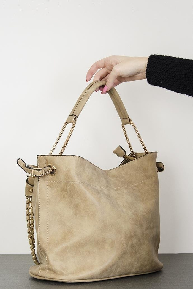 Beżowa torebka z łańcuszkiem o gładkiej teksturze
