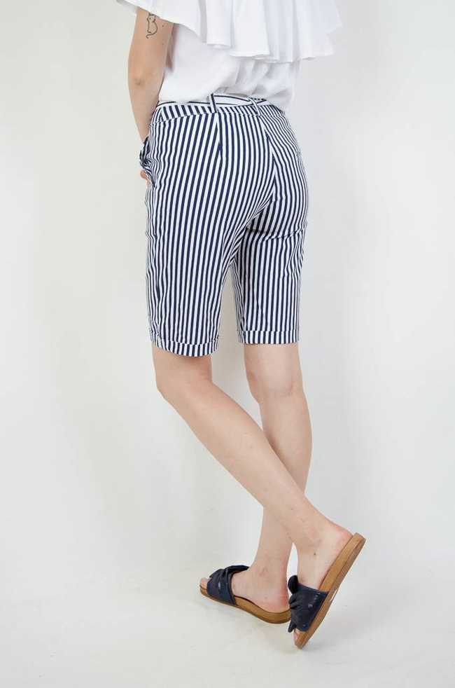 BERMUDY W BIAŁO GRANATOWE PASY Z KOKARDĄ W PASIE