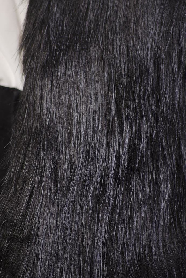 Czarna, włochata kamizelka