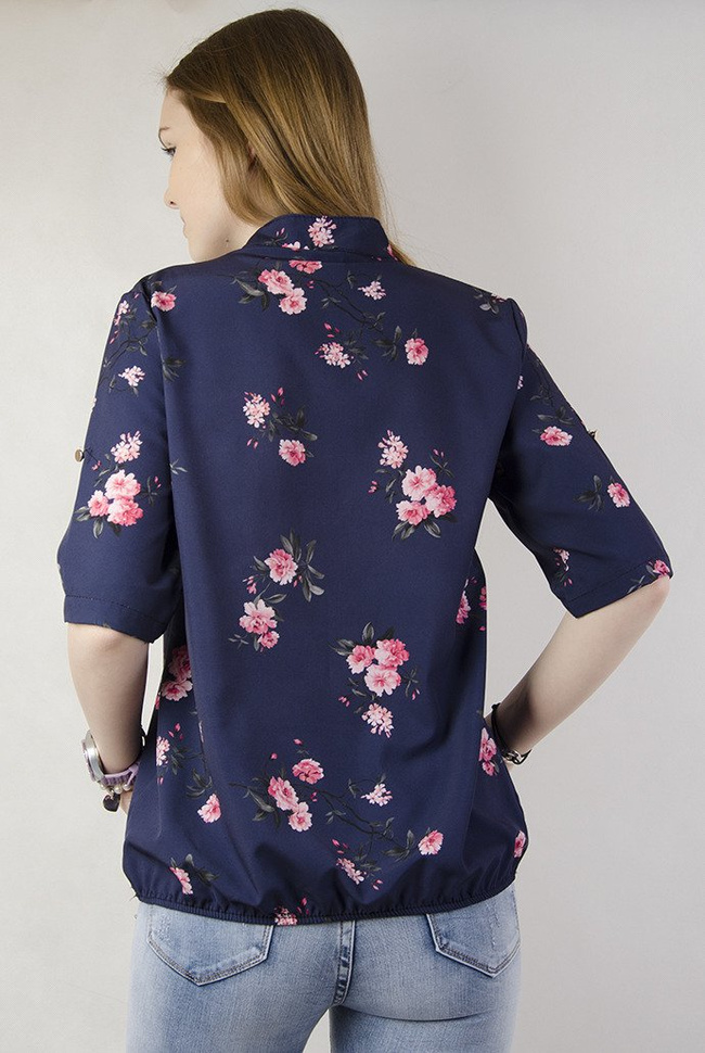 Granatowa bluzka w kwiaty, rękaw 3/4