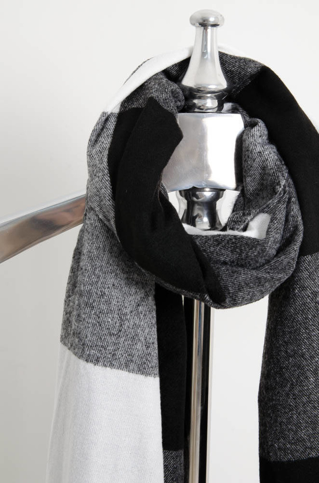CZARNO-BIAŁY SZAL W KRATKĘ Z FRĘDZLAMI