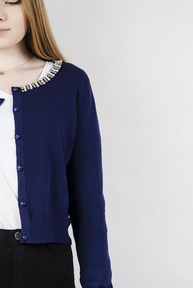 Granatowy krótki sweter zapinany na guziki z koralikami przy kołnierzu